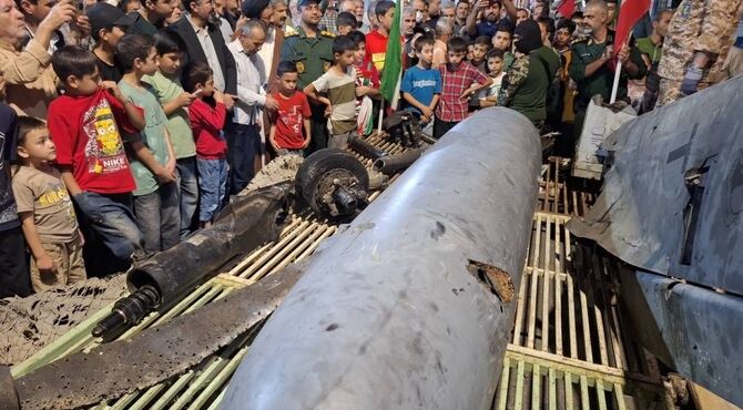 رونمایی از لاشه پهپاد آمریکایی MQ-9 در جمع پرشور مردم شازند