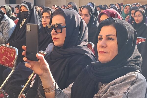 مراسم راز و رهایی؛ پنجره‌ای به دنیای دو نسل در دبیرستان نمونه‌دولتی ولایت بهارستان‌دو