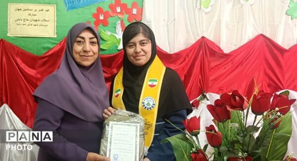 تقدیر از نفرات برتر درسی فرهنگی و هنری جشنواره خوارزمی همزمان با عید غدیر