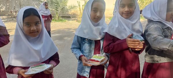 صبحانه نمادین دانش‌آموزان دبستان مولوی فین