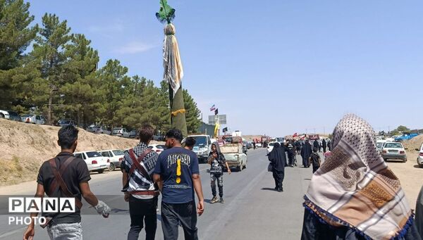 کاروان های پیاده زائران در مسیر حرم ثامن الحجج