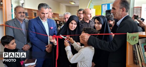 افتتاح نمایشگاه نقاشی  شهدای دانش آموز میناب مهربان