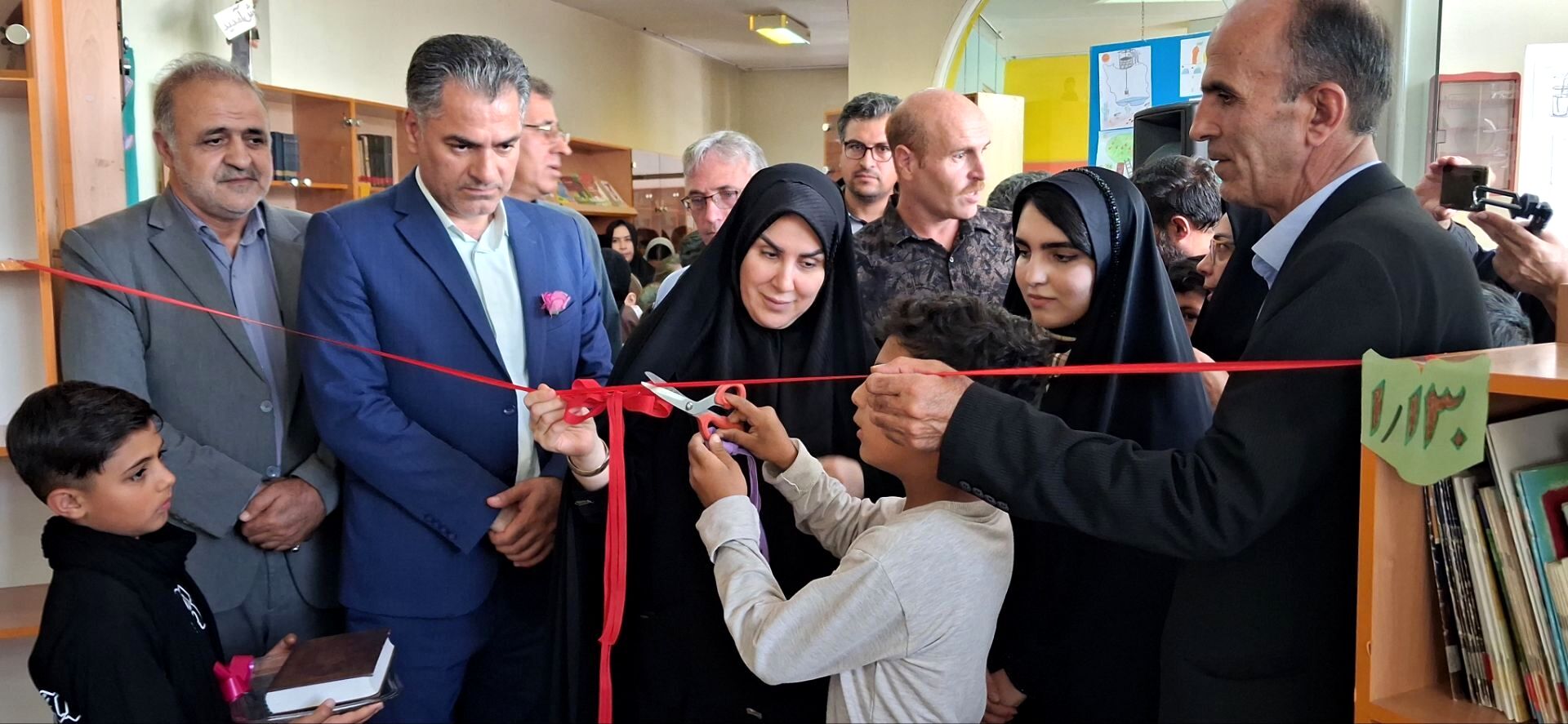 افتتاح نمایشگاه نقاشی  شهدای دانش آموز میناب مهربان