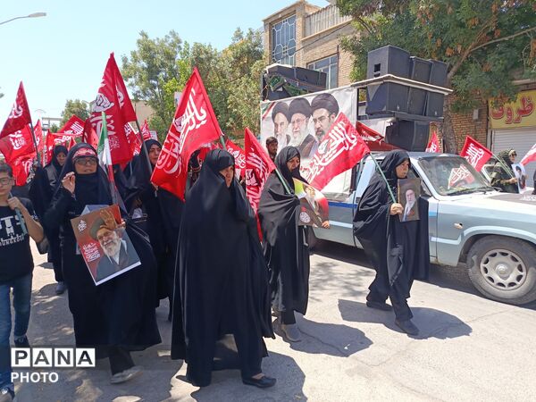 وداع باشکوه بهاریان با رهبر شهید در مسیر مصلی شهرستان