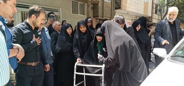 دیدار صمیمانه دانش آموز خبرنگاران پانا در منزل مادر شهید جمهور