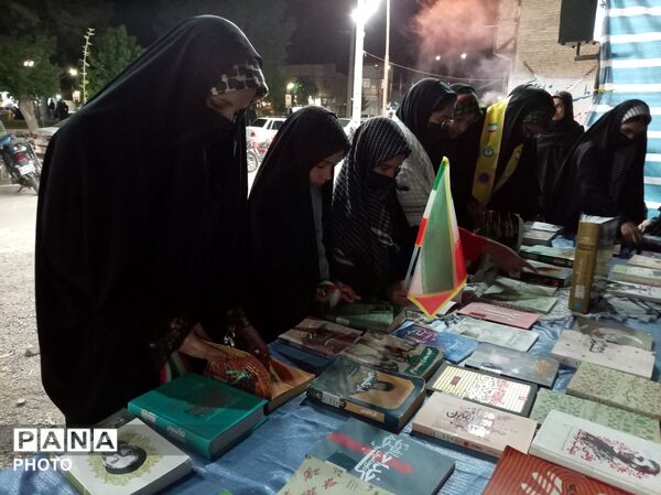 برپایی غرفه کتابخوانی در شهرستان خلیل آباد