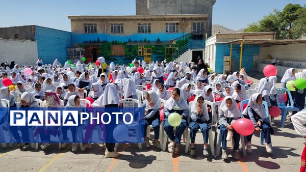 نواختن زنگ سلامت در مدرسه دخترانه ضحی ۱ شهرستان شیروان