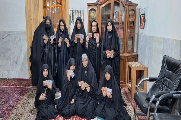 توزیع پاکت‌های امر به معروف و نهی از منکر در دبیرستان دخترانه دلیری
