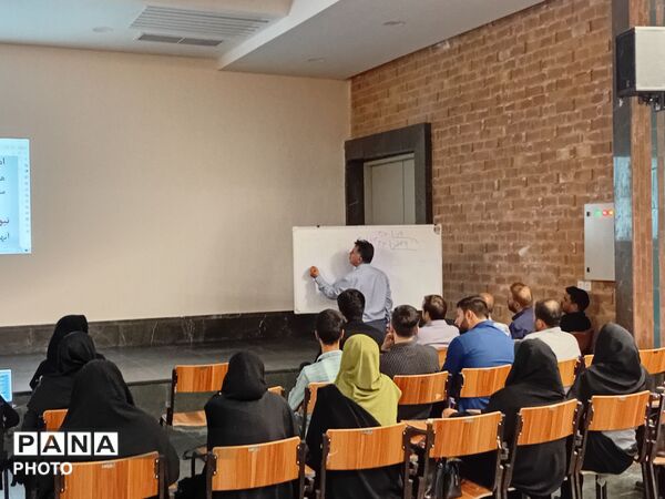 تقویت مهارت‌های تخصصی فرهنگیان مهریز در دبیرستان شکیب