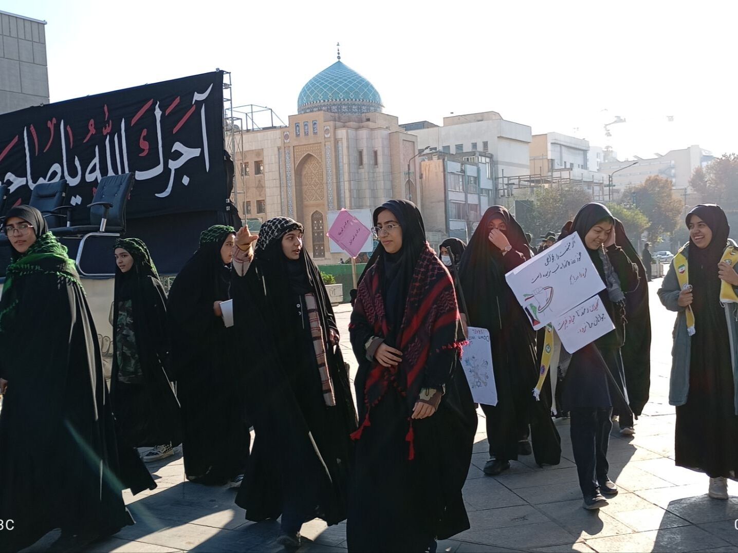 حضور پر شور دانش آموزان  در راهپیمایی ۱۳ آبان 