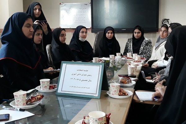 رقابت دانش‌آموزان منتخب در انتخابات منطقه‌ای شورای دانش‌آموزی بهارستان دو