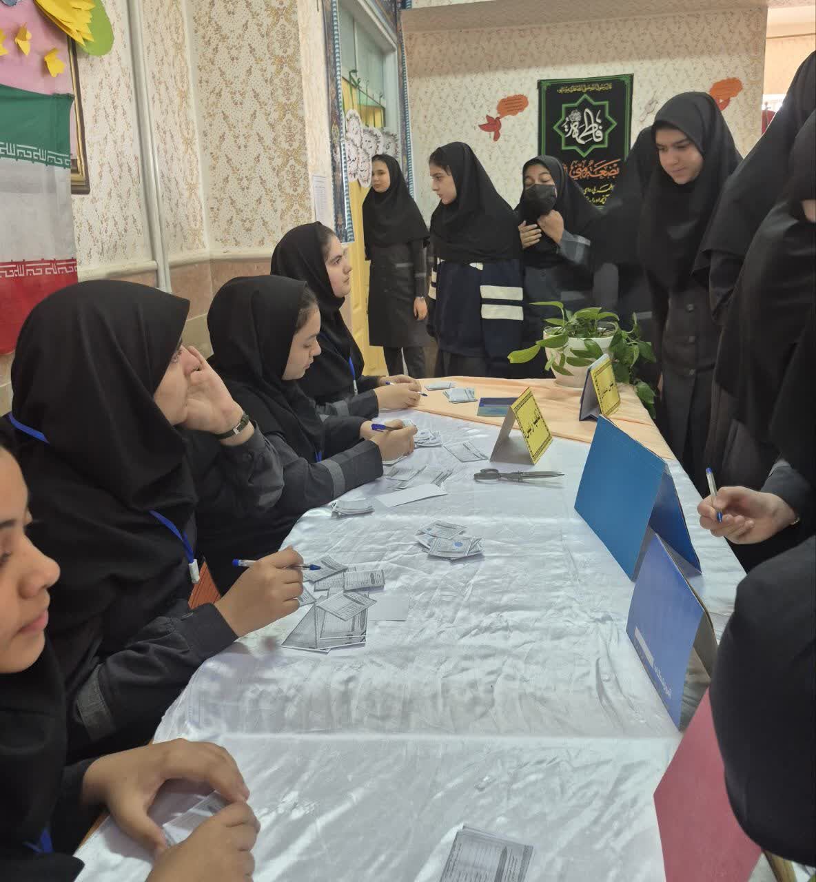 انتخابات شورای دانش‌آموزی در مدرسه سمانه شهرستان مروست 
