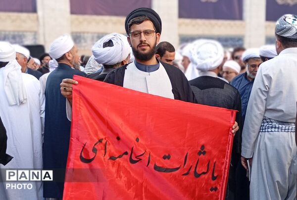 ایستادن علمای شیعه و سنی در یک صف برای نماز بر پیکر شهید