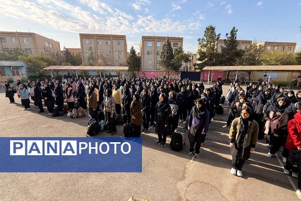 تقدیر از خانواده شهید خلبان علی بلورخانی در دبیرستان استعدادهای درخشان فرزانگان شهریار 