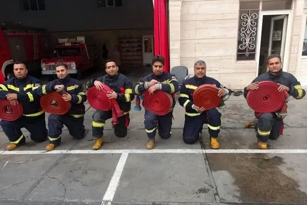 تشکر دانش آموزان از مامورین زحمت کش آتش نشانی ورامین