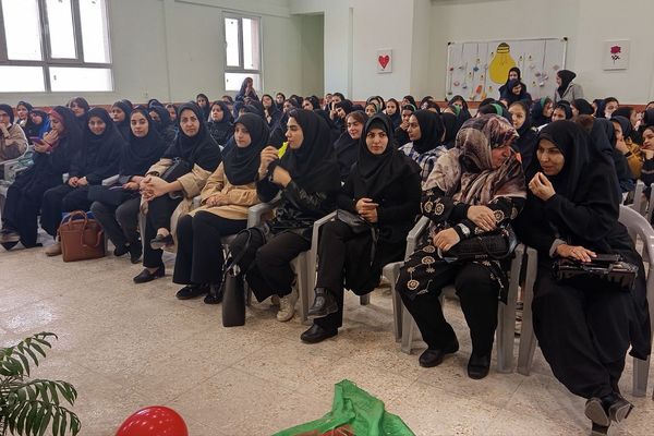 برگزاری جشن یلدا با حضور مسئولان و همکاران در مدرسه ایران و هنرستان کریمی شیرازیها