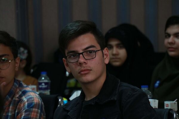 نشست صمیمی دانش‏‌آموز خبرنگاران و نمایندگان مجلس دانش‌آموزی آذربایجان شرقی با علی فلاحتکار