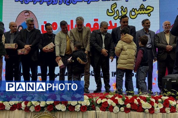 جشن روز پدر در سالن گلعباسی ورامین ؛ حضوریک هزار نفر از  پدران دانش آموزان گل‌های نمونه