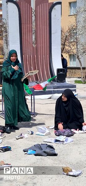 نمایش دانش‌آموزان دختر در سوگ شهدای میناب