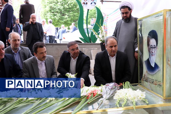 گرامیداشت مقام معلم با غبارروبی و عطرافشانی مزار شهدای فرهنگی