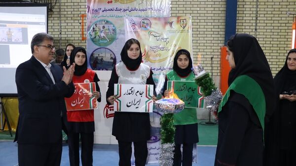 روشن شدن مشعل جام اقتدار ایران در آیین یادبود ۳۴ دانش‌آموز شهید بوشهر