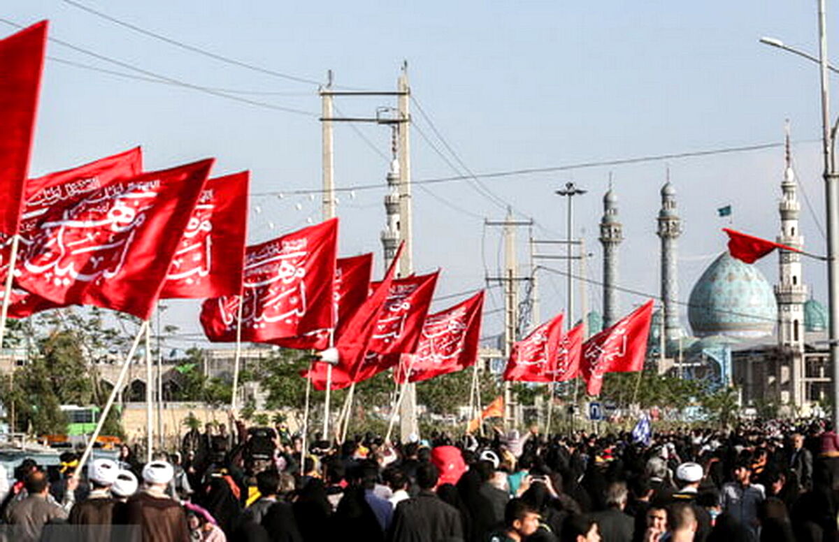 دو سوم مسجد جمکران پیش از آغاز مراسم تشییع رهبر شهید پر شد/ حرکت زائران از حرم حضرت معصومه(س) به سمت جمکران