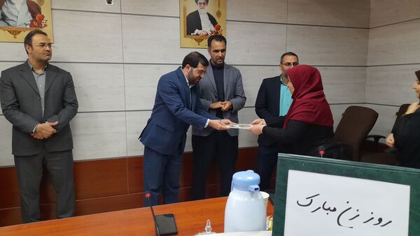 مراسم تجلیل از زحمات بانوان اداره آموزش و پرورش ملارد به مناسبت روز مادر 