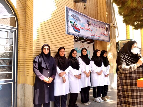 جشن روز آزمایشگاه در دبیرستان شهید مرادعلی امینی و هنرستان کیمیا