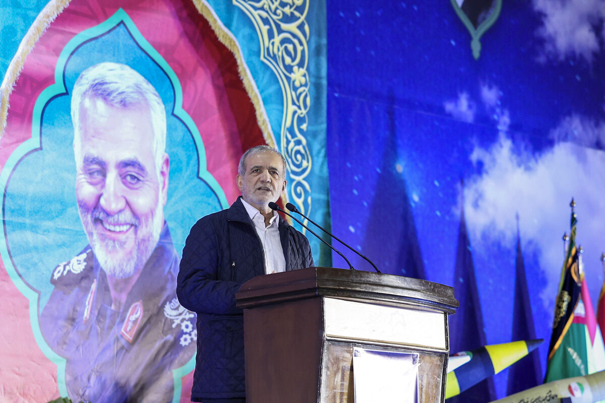 با خدمت به همه مردم ایران می‌توانیم نقشه‌های شوم دشمنان را نقش بر آب کنیم