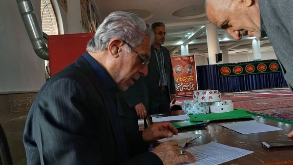 برگزاری نماز جمعه وحدت‌آفرین نظرآباد با رونمایی کتاب قرآنی و ارائه خدمات فرهنگی و معیشتی در مصلی نظرآباد