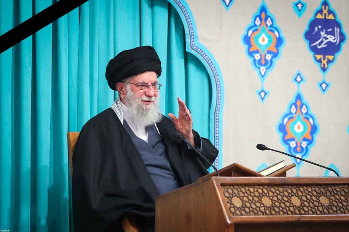 امام خامنه‌ای، رهبر و پیشوای مسلمانان جهان به شهادت رسیدند