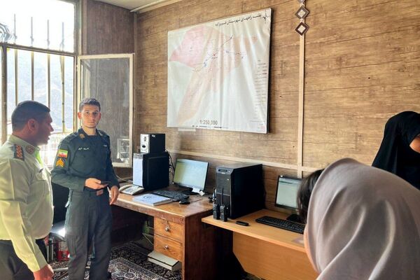 دیدار صمیمی آینده‌سازان با حافظان نظم و امنیت در کلانتری ۱۱ فیروزکوه