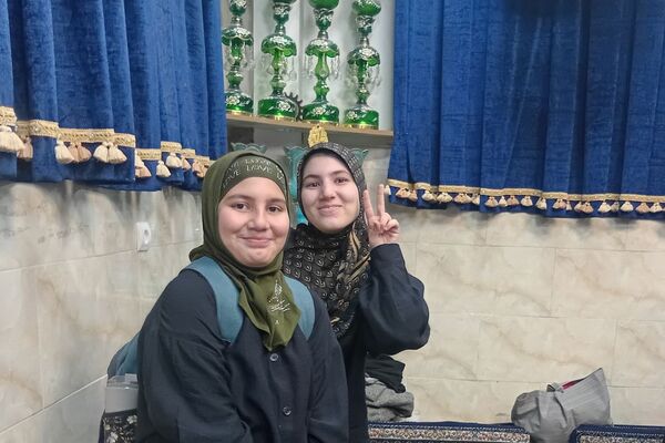 ورود دانش‌ آموزان دختر ناحیه دو شهرری به مراسم معنوی اعتکاف 