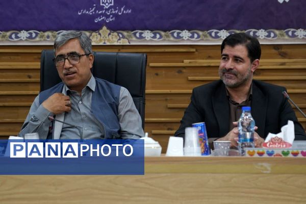 نشست خبری مدیرکل نوسازی مدارس استان اصفهان با دانش آموز خبرنگاران پانا