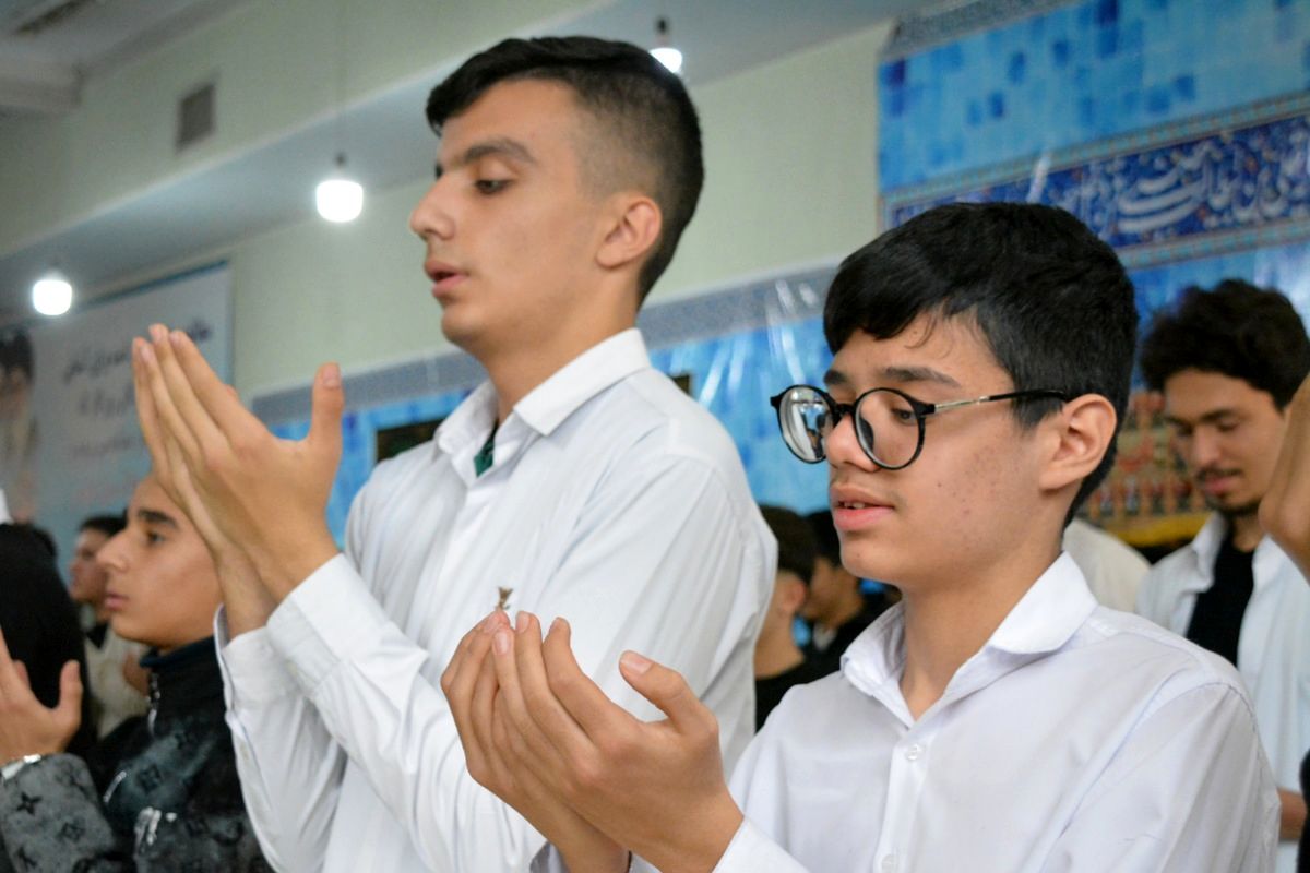 نماز باران در مدرسه شهدای علم و فناوری بهارستان‌دو