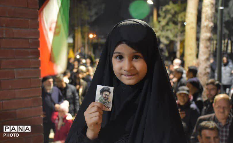 حضور کودکان در راهپیمایی شبانه؛ نشان از سربازان آینده ایران هستند