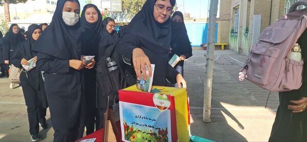 برگزاری جشن عاطفه ها در دبیرستان فرزانگان دوره ی اول 
