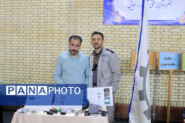 نمایشگاه دست‌سازه‌های هنرجویان هنرستان و کاردانش