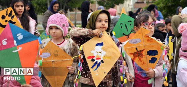 آسمانِ پارک فرهنگیان بناب زیر باران بادبادک‌های رنگی