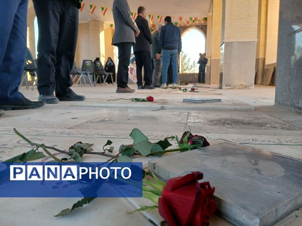 غبارروبی از قبور مطهر شهدا در شهر بخ