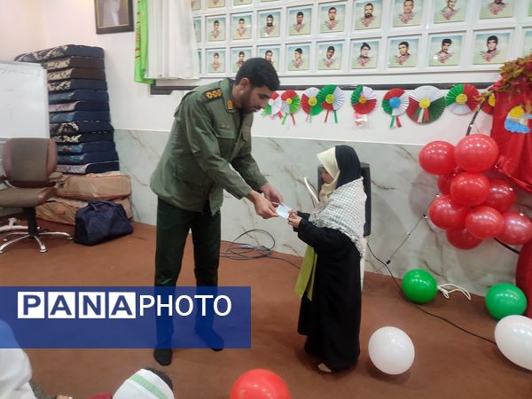 جشن انقلاب در دبستان شکوفه‌های انقلاب