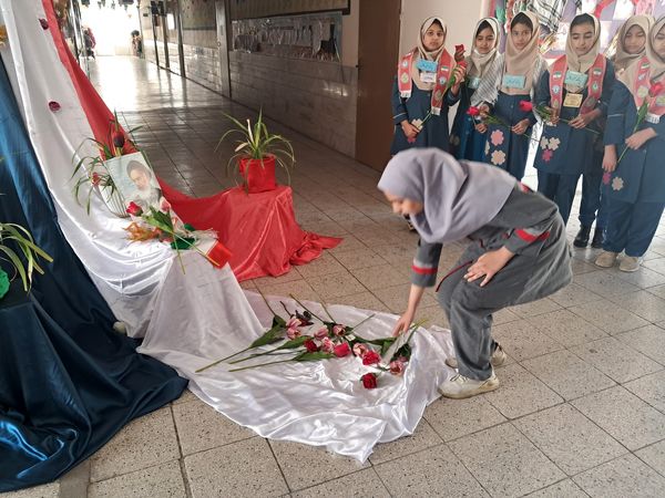 دانش‌آموزان مدرسه سمیه به استقبال دهه فجر رفتند