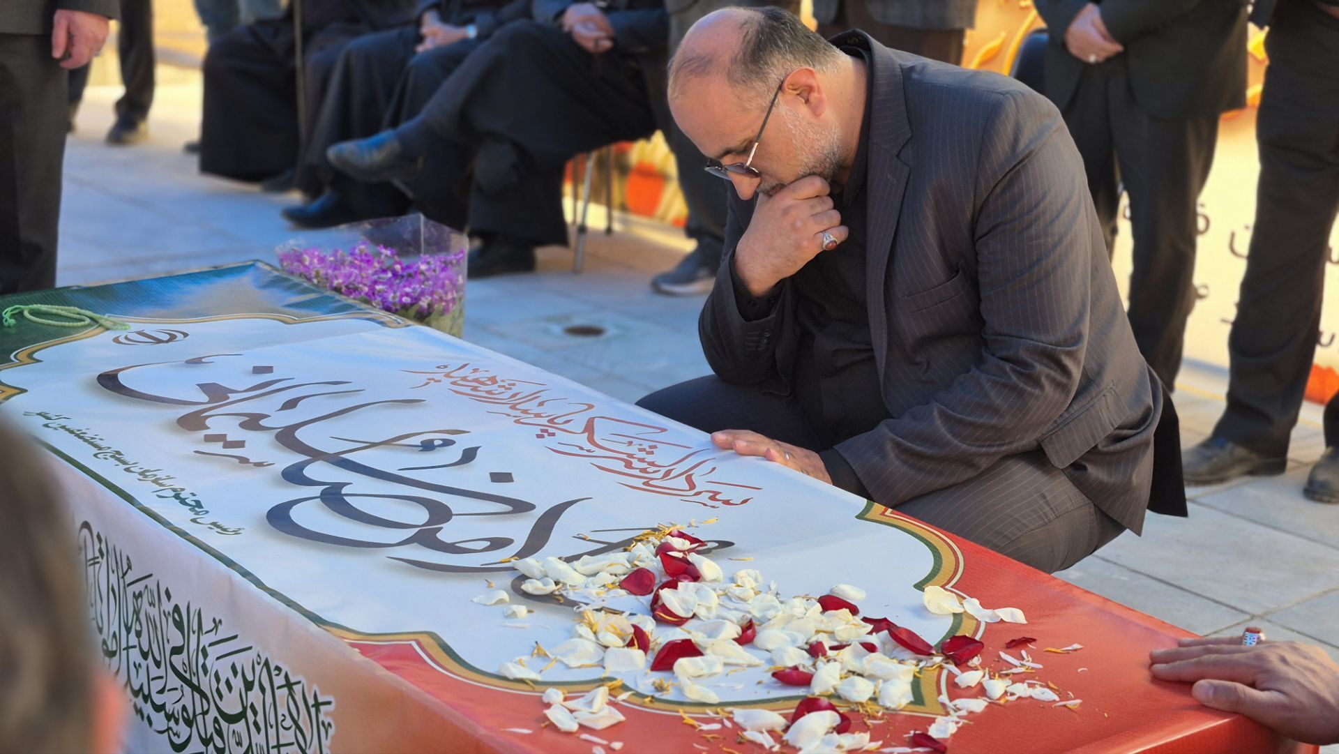 از سطوح عالی حکومتی تا مسئولان شهرستانی؛ همگی در سوگ سردار شهید گرد آمدند