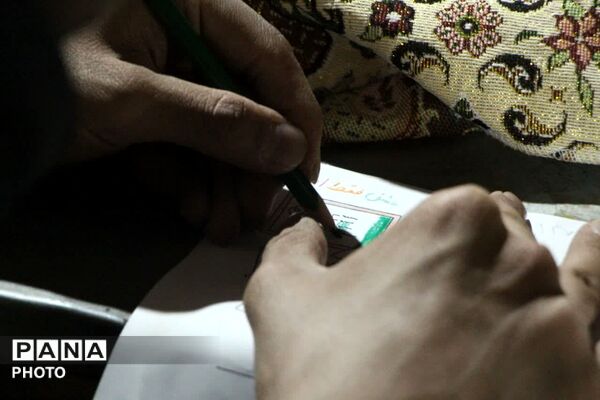 خواندن دسته جمعی سرود ملی ایران در باغ ملی یزد