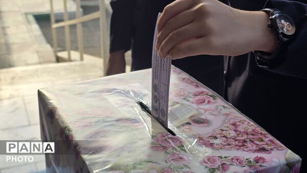  انتخابات همیار مشاور مدرسه اصغر سعادت با مشارکت دانش‌آموزان