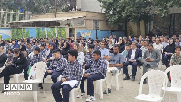 جشن شکوفه‌ها با حضور دانش‌آموزان پایه هفتم در مدرسه شهید رجایی یک بجنورد 