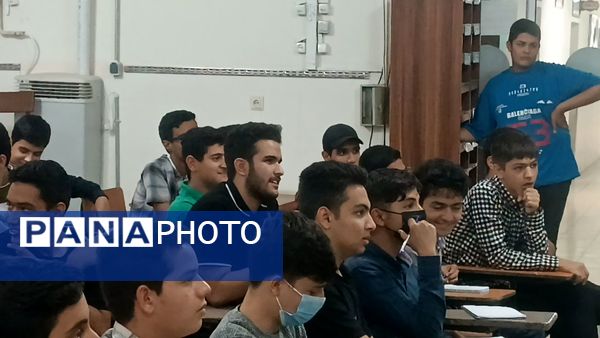 جلسه تبادل تجربه با رتبه ۵ کنکور در دبیرستان شاهد ابوذر غفاری 