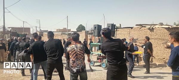 حرکت دسته های عزاداری در روستای فرشه