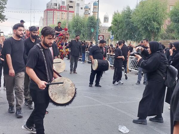 استقبال عزاداران حسینی از کاروان نمادین اسرای کربلا در قم