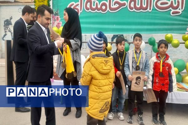 طنین شادی نیمه شعبان در مدرسه آیت الله خامنه ای پیشوا؛ تجلیل از مقام معلم و اجرای برنامه های شاد